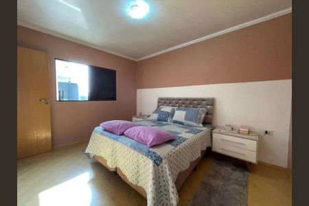 Casa à venda com 200m², 4 quartos e 2 vagasQuarto com cama de casal, duas almofadas e uma TV na parede.
