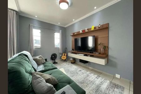 Casa à venda com 200m², 4 quartos e 2 vagasSala com sofá verde, TV e churrasqueira, com vista para a cidade.