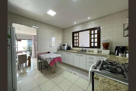 Casa à venda com 200m², 4 quartos e 2 vagasCozinha com piso de porcelanato, bancada de granito e geladeira, fogão e micro-ondas.