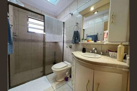 Casa à venda com 200m², 4 quartos e 2 vagasBanheiro com piso de porcelanato, pia de granito e espelho grande.