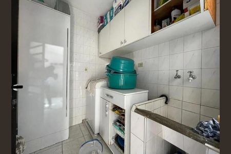 Casa à venda com 200m², 4 quartos e 2 vagasCozinha com geladeira, fogão e pia, com móveis brancos e azuis, e azulejos brancos no chão e nas paredes.