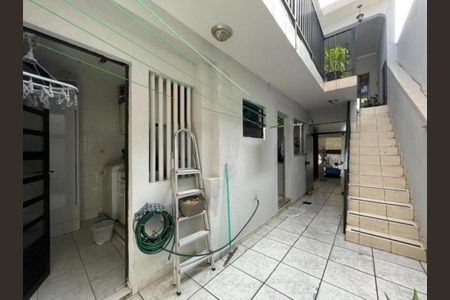 Casa à venda com 200m², 4 quartos e 2 vagasPátio com lavanderia e escada, com vista para a cidade.