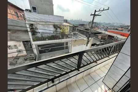 Casa à venda com 200m², 4 quartos e 2 vagasVista da varanda de um prédio com telhado de telhas e vista para a cidade.