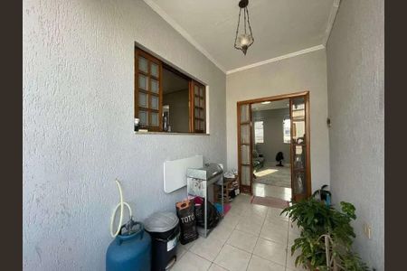 Casa à venda com 200m², 4 quartos e 2 vagasPátio com churrasqueira e piso de cerâmica, com vista para a cidade.