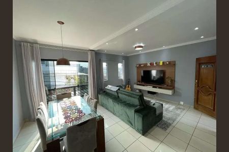 Sala com sofá de cor verde, mesa de vidro e cadeiras, TV e porta para varanda. de casa à venda com 4 quartos, 200m² em Jardim Porteira Grande, São Paulo