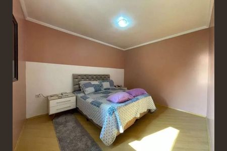 Casa à venda com 200m², 4 quartos e 2 vagasQuarto com cama de casal, duas almofadas, duas mesas de cabeceira e duas gavetas de cabeceira.