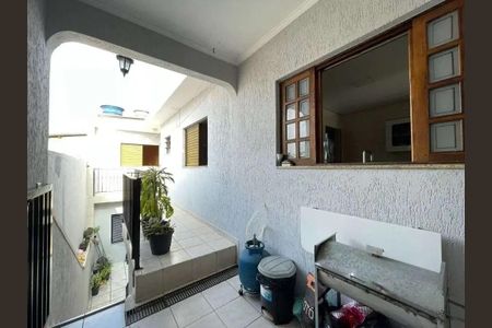 Casa à venda com 200m², 4 quartos e 2 vagasPátio com churrasqueira e varanda, com vista para a cidade.