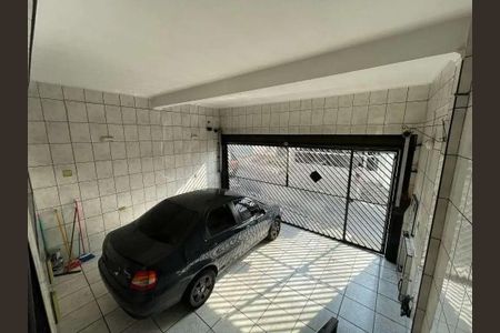 Casa à venda com 200m², 4 quartos e 2 vagasGaragem com porta de acesso e vãos de luz, com piso de azulejos e paredes de azulejos.