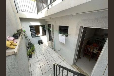 Casa à venda com 200m², 4 quartos e 2 vagasPátio com piso de cerâmica, janelas pequenas e iluminação boa, com plantas e móveis simples.