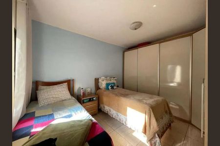 Casa à venda com 200m², 4 quartos e 2 vagasQuarto com duas camas simples, com móveis de madeira e iluminação natural.