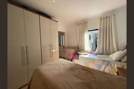 Quarto com duas camas e armários grandes, com iluminação natural e boa qualidade. de casa à venda com 4 quartos, 200m² em Jardim Porteira Grande, São Paulo