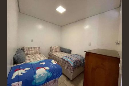 Casa à venda com 200m², 4 quartos e 2 vagasQuarto com duas camas simples, com lençóis e travesseiros, e uma cômoda de madeira.