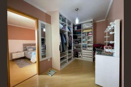 Casa à venda com 200m², 4 quartos e 2 vagasQuarto com cama, armário e espelho, com iluminação adequada e mobiliário simples.
