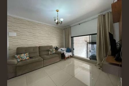 Sala com sofá, mesa e cadeira, com vista para a rua, iluminada por lâmpada e com janelas grandes. de casa à venda com 4 quartos, 200m² em Jardim Porteira Grande, São Paulo