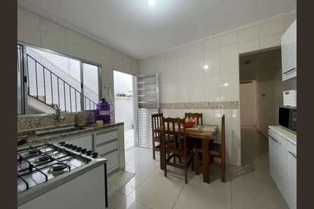 Casa à venda com 200m², 4 quartos e 2 vagasCozinha com piso de porcelanato, bancada de granito e geladeira, fogão e micro-ondas.