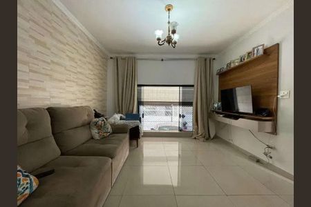 Sala com sofá, TV e chandelier, com vista para a rua, em um ambiente moderno e bem iluminado. de casa à venda com 4 quartos, 200m² em Jardim Porteira Grande, São Paulo