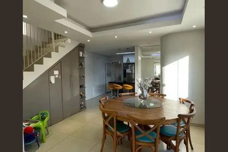 Sala com mesa redonda e cadeiras de madeira, iluminação natural e escada de acesso. de casa à venda com 3 quartos, 300m² em Jardim Santa Clara, Guarulhos