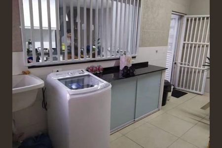 Casa à venda com 300m², 3 quartos e 6 vagasLavanderia comum com geladeira e fogão, janela grande e iluminação boa.