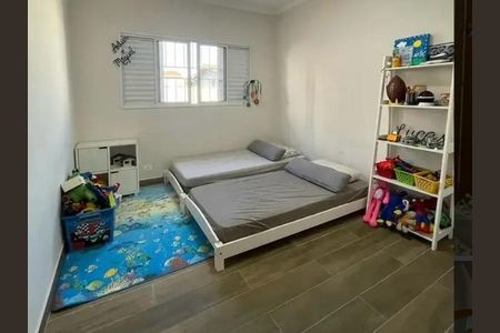 Casa à venda com 300m², 3 quartos e 6 vagasQuarto infantil com duas camas, tapete de peixe, prateleira branca e móveis brancos.