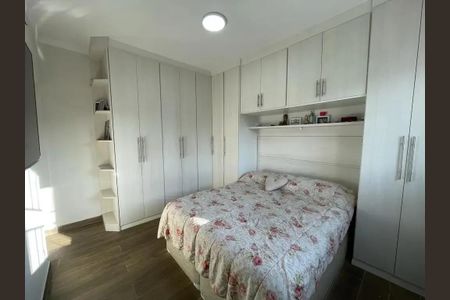 Casa à venda com 300m², 3 quartos e 6 vagasQuarto com cama de casal, armários e prateleiras, iluminação natural e madeira no piso.