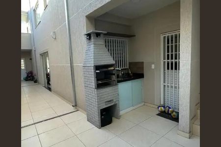 Casa à venda com 300m², 3 quartos e 6 vagasChurrasqueira com fogão e geladeira em uma varanda com piso de cerâmica e janelas grandes.