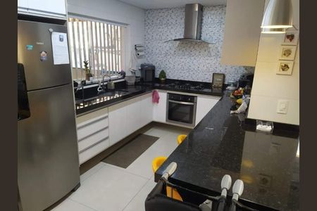Casa à venda com 300m², 3 quartos e 6 vagasCozinha moderna com móveis brancos e controles de cor preta, com uma janela grande e iluminação adequada.