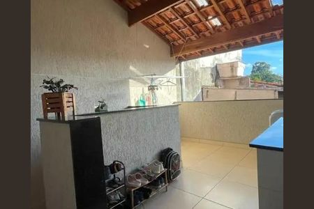 Casa à venda com 300m², 3 quartos e 6 vagasVaranda com vista para a cidade, com móveis de madeira e plantas.