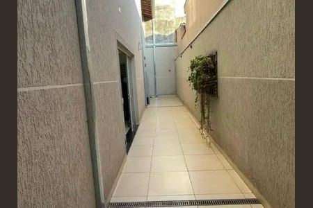 Casa à venda com 300m², 3 quartos e 6 vagasPátio com piso de cerâmica e plantas penduradas na parede.