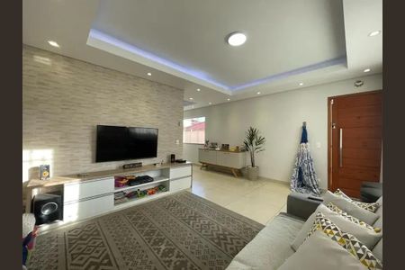 Sala de estar com TV e sofá em um ambiente moderno e iluminado. de casa à venda com 3 quartos, 300m² em Jardim Santa Clara, Guarulhos