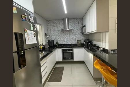 Casa à venda com 300m², 3 quartos e 6 vagasCozinha com móveis brancos, piso de porcelanato e armários de madeira escura.