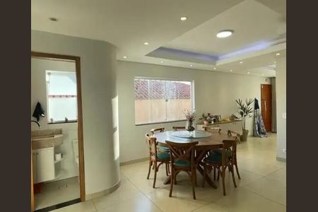 Casa à venda com 300m², 3 quartos e 6 vagasComedor com mesa redonda e cadeiras de madeira, iluminado por uma lâmpada circular.