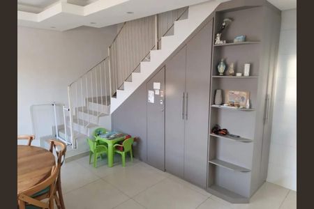 Escada com armários e mesa de brinquedos em um ambiente de sala. de casa à venda com 3 quartos, 300m² em Jardim Santa Clara, Guarulhos