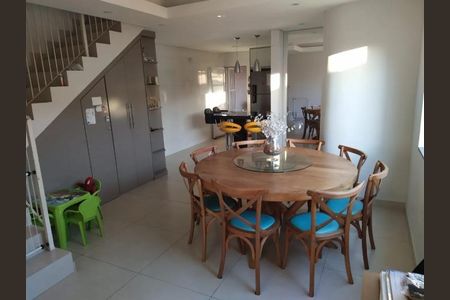 Sala com mesa redonda e cadeiras de madeira e azul, com uma vista para a cozinha e uma escada ao lado. de casa à venda com 3 quartos, 300m² em Jardim Santa Clara, Guarulhos