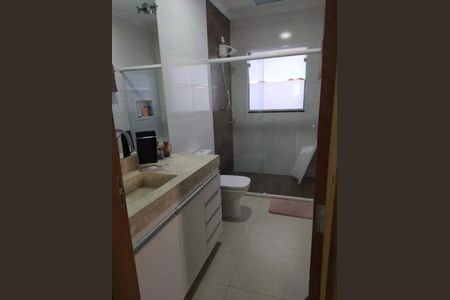 Casa à venda com 300m², 3 quartos e 6 vagasBanheiro com piso de porcelanato, pia e vaso sanitário brancos, e uma janela pequena.