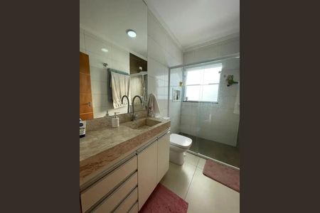 Casa à venda com 300m², 3 quartos e 6 vagasBanheiro com piso de porcelanato, pia de granito e chuveiro de vidro.