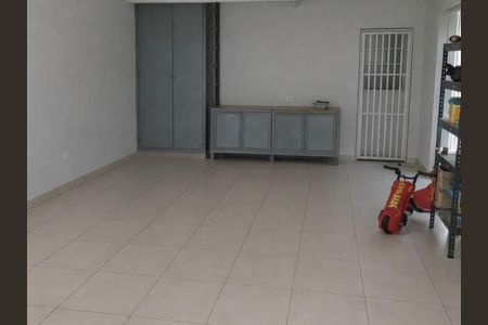 Espaço amplo com armários e prédios para armazenamento, com piso de cerâmica e iluminação natural. de casa à venda com 3 quartos, 300m² em Jardim Santa Clara, Guarulhos