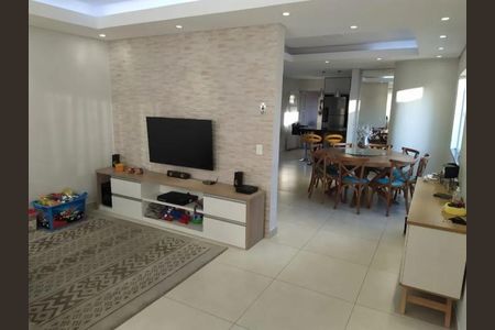 Sala de TV com TV, sombox, mesa de TV e TV de 55 polegadas. de casa à venda com 3 quartos, 300m² em Jardim Santa Clara, Guarulhos