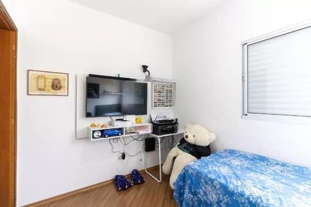Quarto com TV, sofá, mesa, cadeira, prateleira, porta, janela, chão de madeira, tapete azul, boneco de pelúcia, sapatos de pelúcia, quadro na parede, iluminação boa, decoração básica. de casa à venda com 3 quartos, 170m² em Cambuci, São Paulo