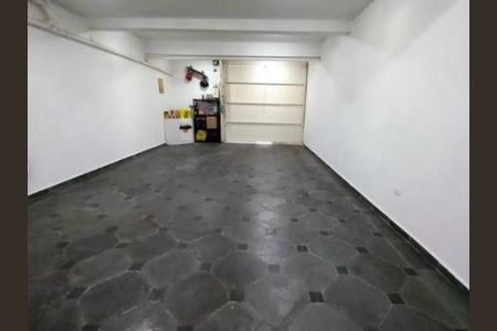 Casa à venda com 170m², 3 quartos e 5 vagasGaragem com piso de porcelanato e porta de garagem branca.