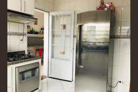 Casa à venda com 170m², 3 quartos e 5 vagasCozinha com geladeira, fogão e pia, com iluminação boa e mobiliário básico.