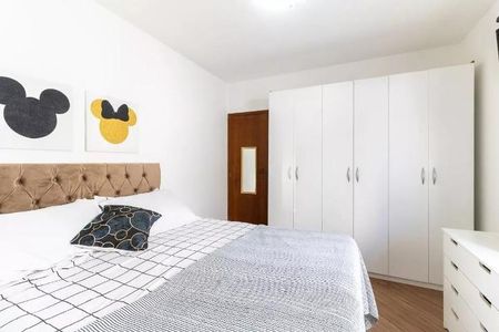 Quarto com cama de casal, armários e pintura branca, com decoração minimalista e moderna. de casa à venda com 3 quartos, 170m² em Cambuci, São Paulo