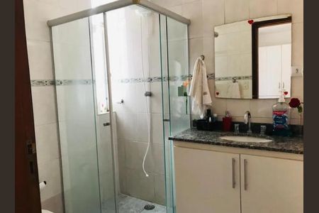 Casa à venda com 170m², 3 quartos e 5 vagasBanheiro com chuveiro, pia e espelho, com uma decoração simples e limpa.