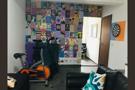 Casa à venda com 170m², 3 quartos e 5 vagasSala de estar com móveis de couro e paredes decoradas com quadrados coloridos e imagens de personagens famosos.