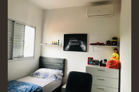 Casa à venda com 170m², 3 quartos e 5 vagasQuarto simples com cama, móveis e decoração simples, com uma foto de carro na parede.