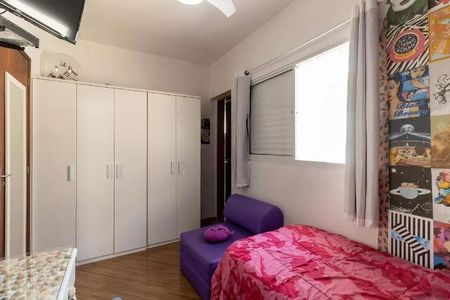 Casa à venda com 170m², 3 quartos e 5 vagasQuarto com cama, sofá, armário e porta para banheiro.