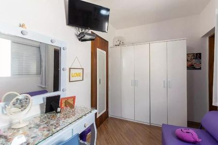 Casa à venda com 170m², 3 quartos e 5 vagasVestíbulo com sofá, TV e mesa de maquiagem, com decoração de amor e luzes de iluminação.