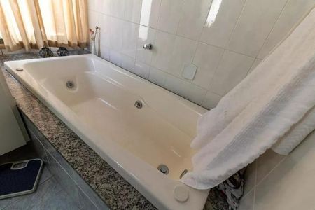 Casa à venda com 170m², 3 quartos e 5 vagasBanheiro com chuveiro e banheira, com piso de granito e teto de cerâmica.