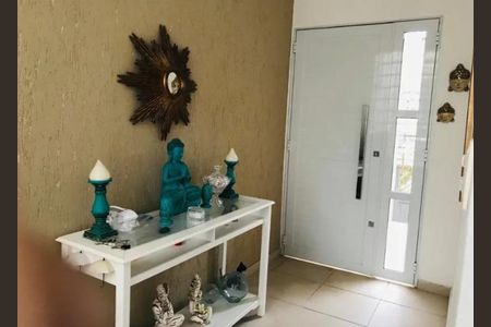 Casa à venda com 170m², 3 quartos e 5 vagasTalvez uma entrada de apartamento com uma mesa de entrada e alguns objetos decorativos.