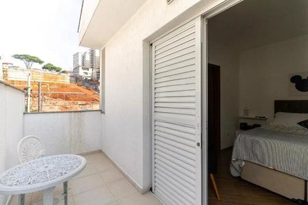 Casa à venda com 170m², 3 quartos e 5 vagasVaranda com vista para a cidade, com mesa e cadeira, e porta de acesso ao quarto.