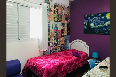 Casa à venda com 170m², 3 quartos e 5 vagasQuarto pequeno com cama de solteiro, paredes em tons de rosa e azul, com pinturas de Van Gogh e outras obras de arte.